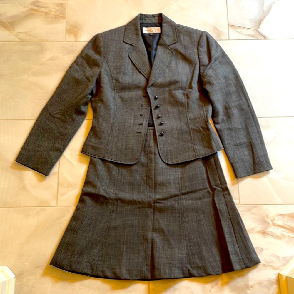 Tahari Arthur S. Levine Petite skirt suit. Jacket and skirt included. 4P